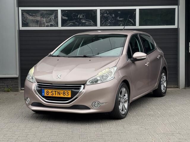 Grijs Gebruikt 2013 Peugeot 208 Allure Hatchback | € 5.995 (Eerlijke prijs) - Afbeelding 1/4