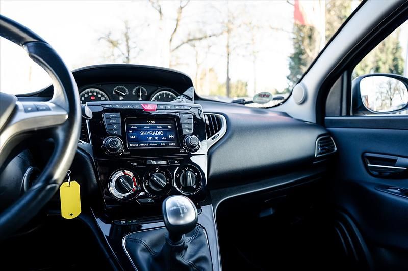 Occasion Lancia Ypsilon 84 PK (61 kW) 2015 Blauw (metallic) Hatchback