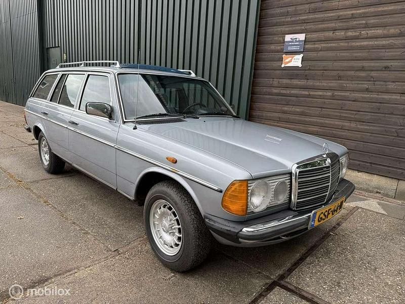 Blauw Gebruikt 1982 Mercedes E230 Stationwagen | € 11.500 - Afbeelding 1/4