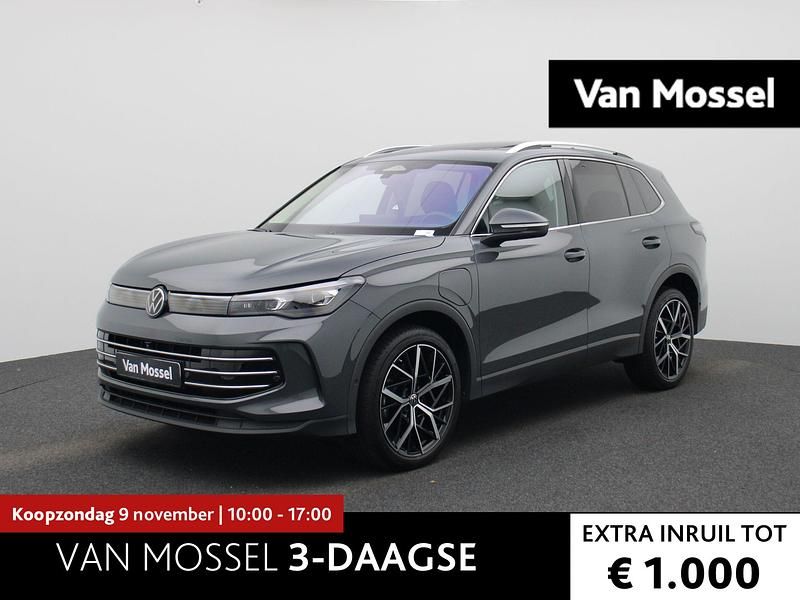 Grijs Gebruikt 2024 VW Tiguan Elegance SUV | € 53.400 (Duur) - Afbeelding 1/4