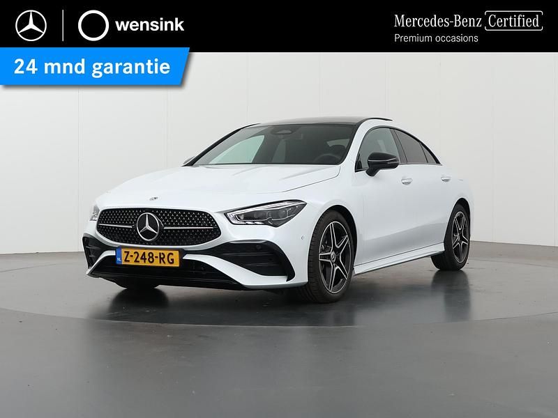 Digitaal wit Occasion 2024 Mercedes CLA180 AMG line Sedan | € 39.850 (Eerlijke prijs) - Afbeelding 1/4