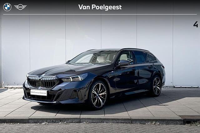 M carbonschwarz Gebruikt 2024 BMW 530e M Sport Stationwagen | € 63.900 - Afbeelding 1/4
