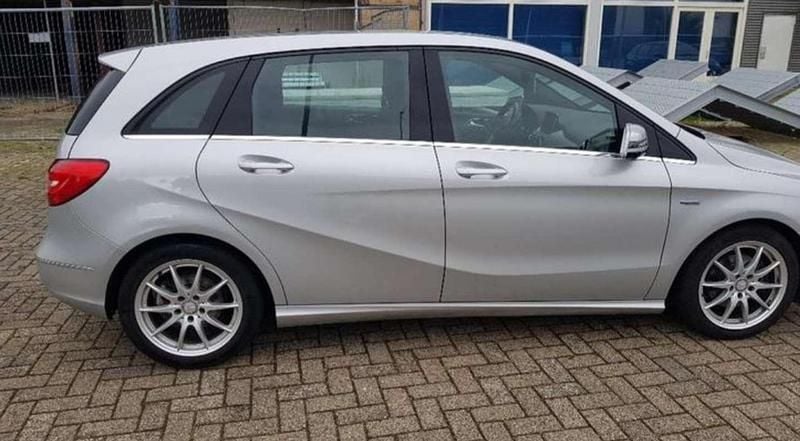 Occasion Mercedes B180 Ambition 122 PK (89 kW) 2012 Zilver MPV