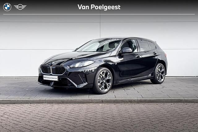 Saphirschwarz metallic (zwart metallic) Gebruikt 2025 BMW 120 M Sport Hatchback | € 36.900 (Goede deal) - Afbeelding 1/4