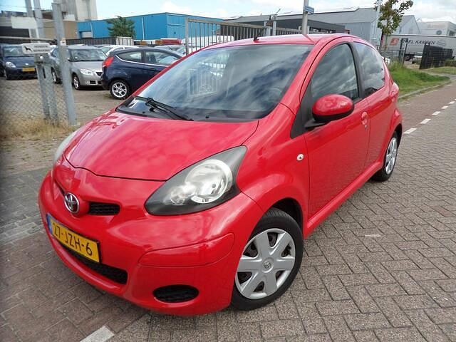 Rood Gebruikt 2009 Toyota Aygo Comfort Hatchback | € 2.499 (Goede deal) - Afbeelding 1/4