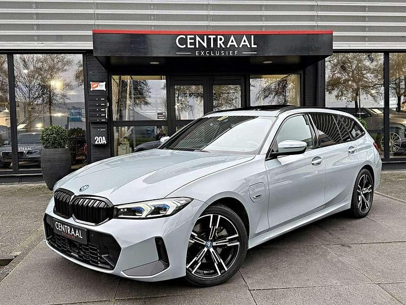 Grijs (metallic) Gebruikt 2023 BMW 330e M Sport Stationwagen | € 41.950 (Eerlijke prijs) - Afbeelding 1/4