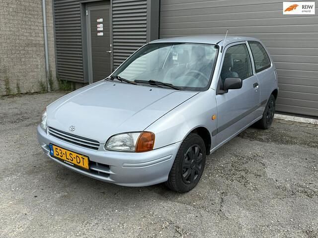 Grijs Gebruikt 1998 Toyota Starlet Hatchback | € 1.950 (Eerlijke prijs) - Afbeelding 1/4