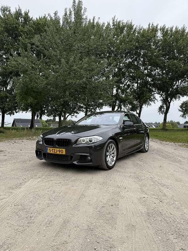 Grijs Gebruikt 2013 BMW 535 Executive Sedan | € 13.999 (Eerlijke prijs) - Afbeelding 1/4