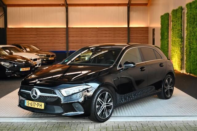 Zwart Gebruikt 2020 Mercedes A250 Hatchback | € 29.950 (Iets duurder) - Afbeelding 1/4