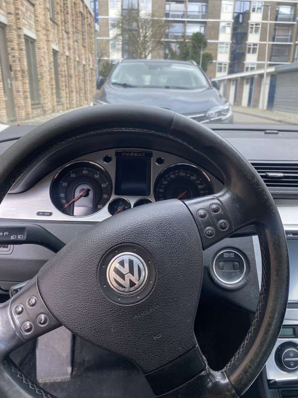 Zilver Gebruikt 2006 VW Passat Highline Sedan | € 2.500 (Eerlijke prijs) - Afbeelding 1/4