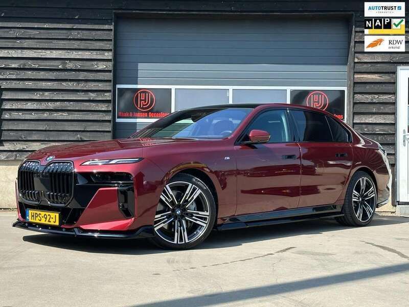 Rood, metallic lak Gebruikt 2022 BMW i7 M Sport Sedan | € 99.995 (Super prijs) - Afbeelding 1/4