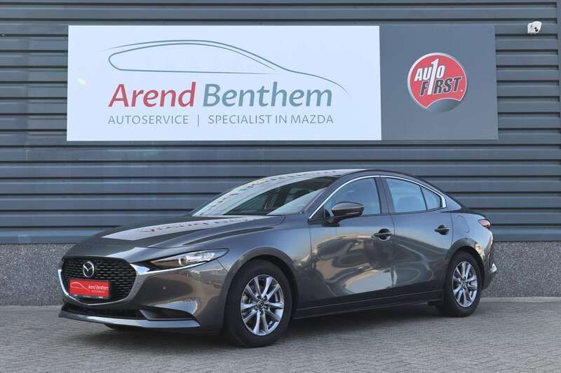 Grijs Occasion 2022 Mazda 3 Comfort Sedan | € 27.995 (Eerlijke prijs) - Afbeelding 1/4