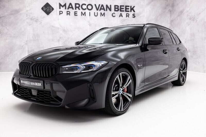 Zwart Gebruikt 2022 BMW 330e M Sport Stationwagen | € 44.850 (Iets duurder) - Afbeelding 1/4