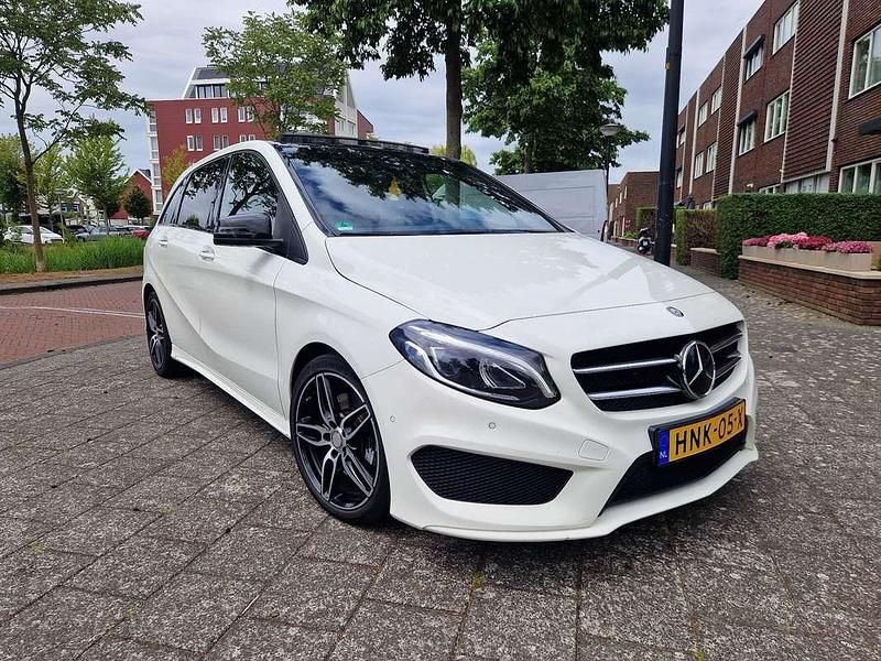 Wit Gebruikt 2016 Mercedes B250 AMG line MPV | € 17.500 (Goede deal) - Afbeelding 1/4