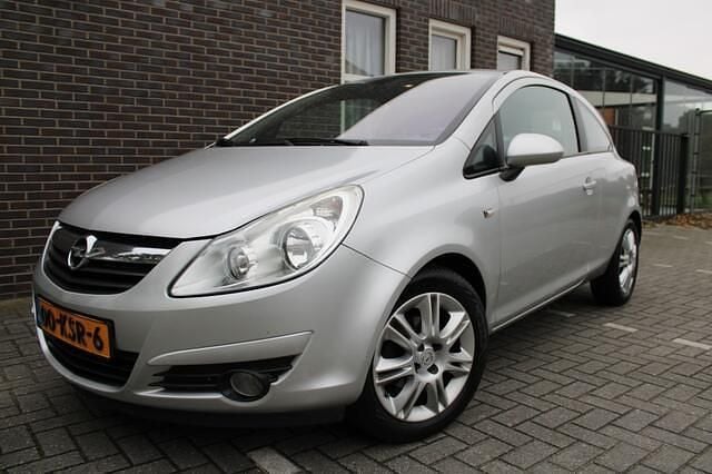 Grijs Gebruikt 2010 Opel Corsa Cosmo Hatchback | € 3.999 (Eerlijke prijs) - Afbeelding 1/4