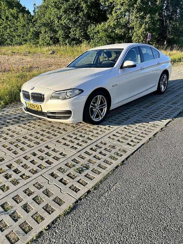 Wit Occasion 2014 BMW 520 Executive Sedan | € 16.950 (Duur) - Afbeelding 1/4