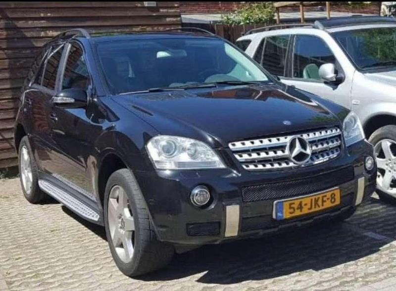 Zwart Gebruikt 2006 Mercedes ML350 SUV | € 10.500 (Eerlijke prijs) - Afbeelding 1/4
