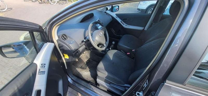 Grijs Gebruikt 2010 Toyota Yaris MPV | € 3.850 (Eerlijke prijs) - Afbeelding 1/4