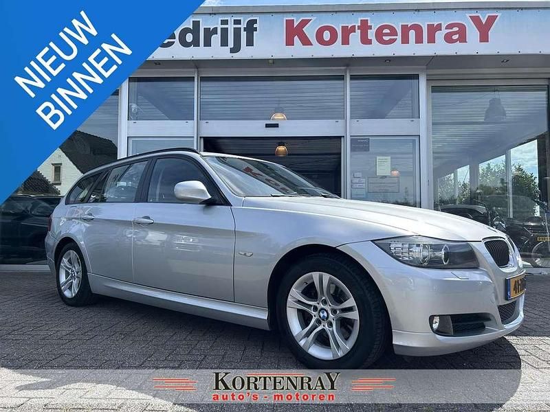 Grijs, metallic lak Gebruikt 2012 BMW 318 Stationwagen | € 7.250 (Eerlijke prijs) - Afbeelding 1/4