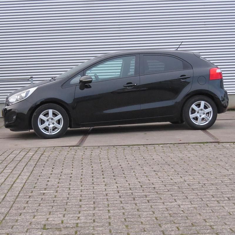 Zwart Gebruikt 2012 Kia Rio Hatchback | € 5.950 (Goede deal) - Afbeelding 1/4