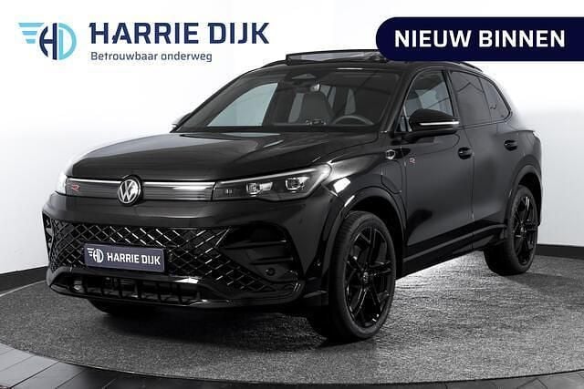 Zwart Nieuw 2025 VW Tiguan R-line Edition SUV | € 53.795 (Super prijs) - Afbeelding 1/4
