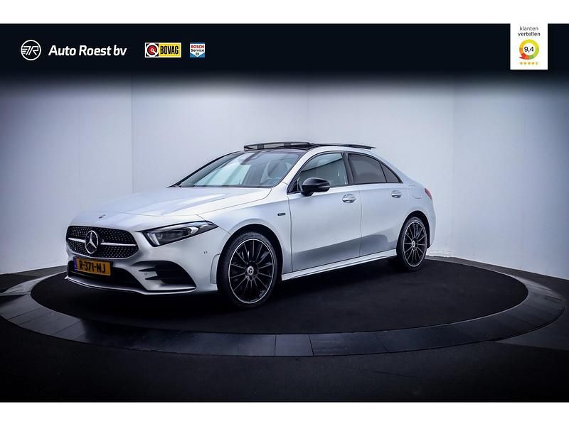 Grijs Gebruikt 2020 Mercedes A250 Premium Plus Sedan | € 27.950 (Eerlijke prijs) - Afbeelding 1/4