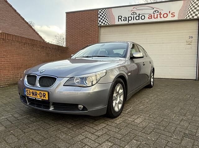 Grijs (metallic) Occasion 2004 BMW 520 Executive Sedan | € 4.699 (Eerlijke prijs) - Afbeelding 1/4