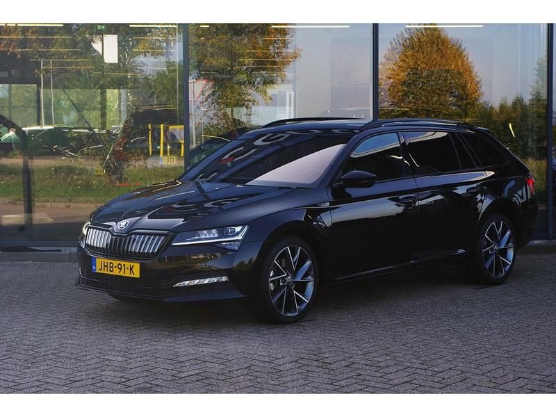 Zwart Gebruikt 2023 Skoda Superb Business Line Stationwagen | € 34.950 (Iets duurder) - Afbeelding 1/4