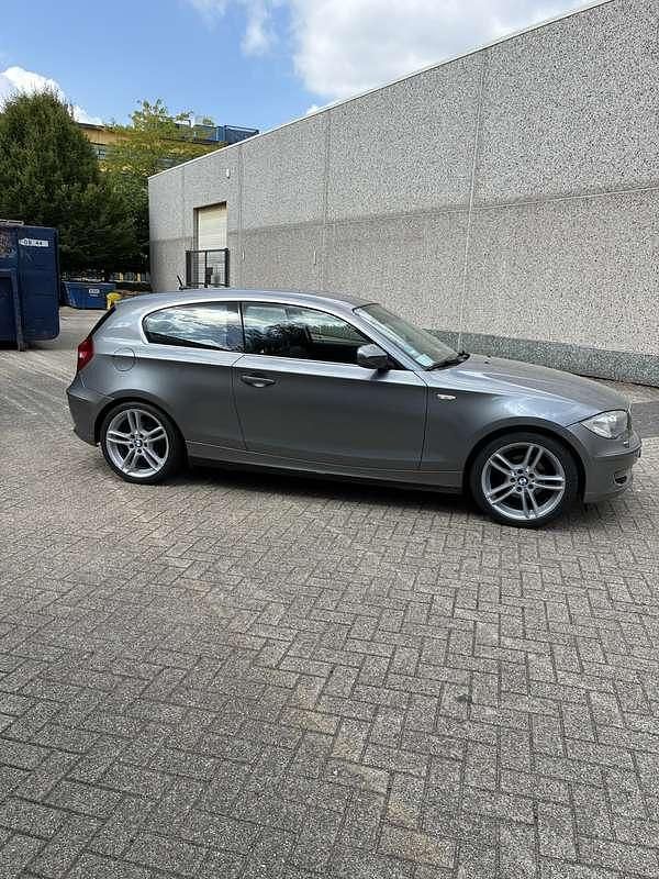 Grijs Gebruikt 2011 BMW 116 Hatchback | € 8.950 (Iets duurder) - Afbeelding 1/4