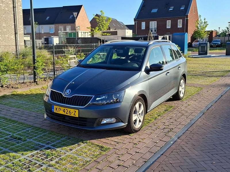 Grijs Gebruikt 2016 Skoda Fabia Stationwagen | € 8.735 (Eerlijke prijs) - Afbeelding 1/4