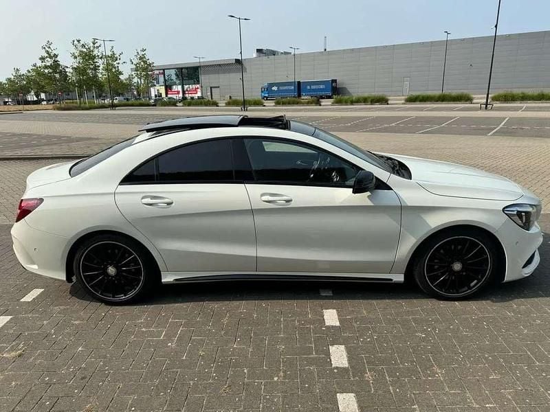 Wit Occasion 2016 Mercedes CLA200 AMG line Coupé | € 17.328 (Eerlijke prijs) - Afbeelding 1/4