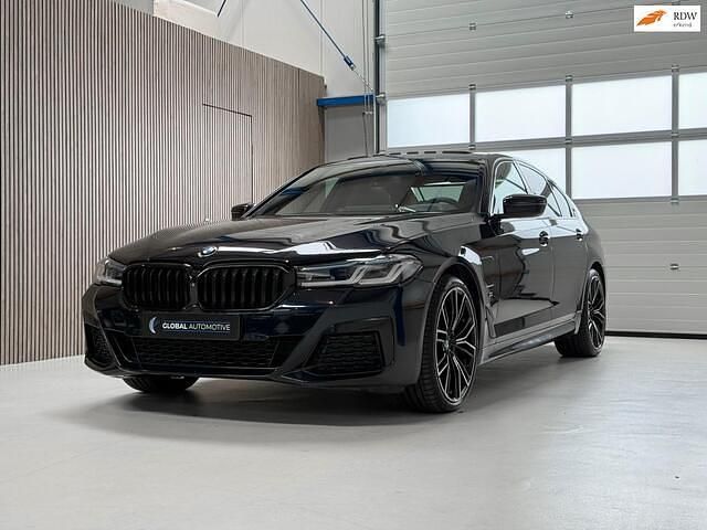 Zwart Gebruikt 2020 BMW 545e Executive Sedan | € 43.990 (Eerlijke prijs) - Afbeelding 1/4