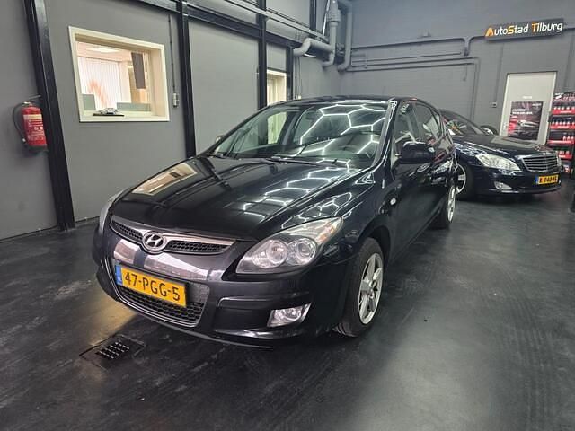 Zwart Occasion 2009 Hyundai i30 Dynamiq Hatchback | € 3.499 (Eerlijke prijs) - Afbeelding 1/4