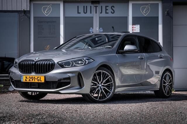 Grijs Gebruikt 2024 BMW 118 M Sport Hatchback | € 37.400 (Eerlijke prijs) - Afbeelding 1/4