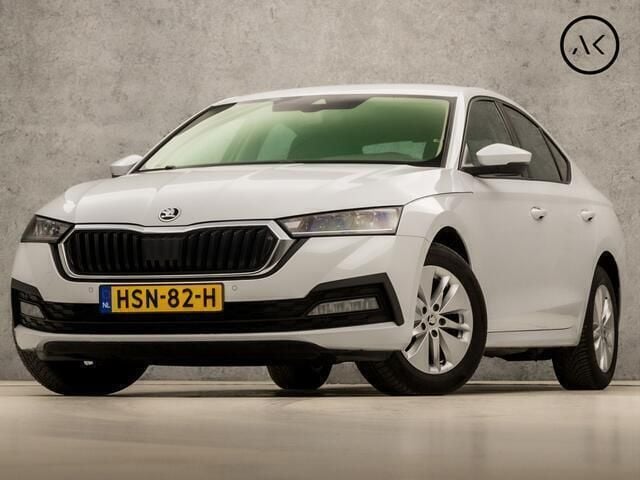 Wit Gebruikt 2023 Skoda Octavia Sport Hatchback | € 23.945 (Eerlijke prijs) - Afbeelding 1/4