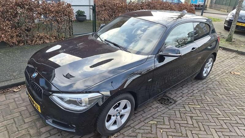 Zwart Occasion 2015 BMW 114 Executive Hatchback | € 7.500 - Afbeelding 1/4