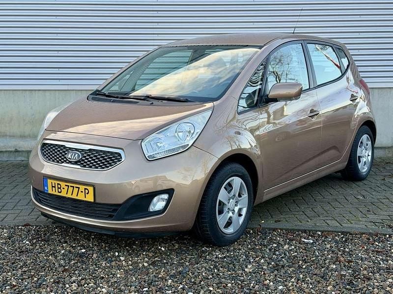 Bruin (metallic) Occasion 2010 Kia Venga Hatchback | € 6.445 (Eerlijke prijs) - Afbeelding 1/4