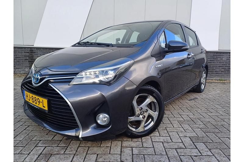 Grijs Gebruikt 2015 Toyota Yaris Hybrid Hatchback | € 12.949 (Eerlijke prijs) - Afbeelding 1/1