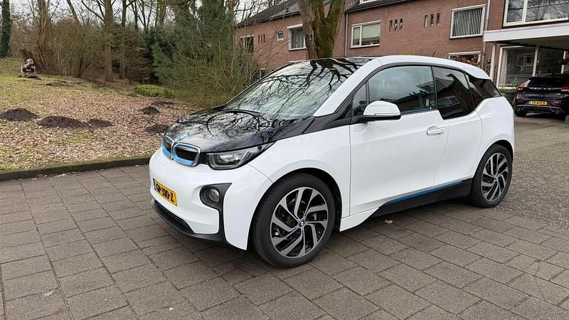 Wit (metallic) Occasion 2015 BMW i3 Comfort Edition Hatchback | € 11.100 (Eerlijke prijs) - Afbeelding 1/4