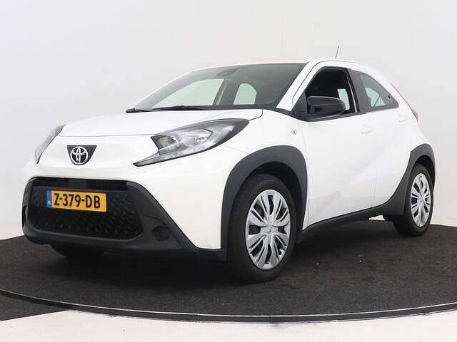 Wit Gebruikt 2024 Toyota Aygo X Play SUV | € 16.600 - Afbeelding 1/4