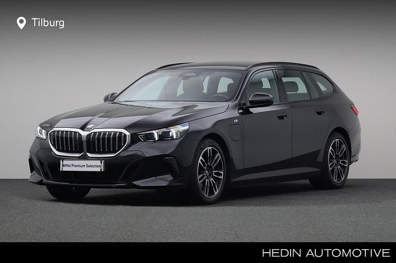 Zwart Occasion 2025 BMW 550e Comfort Edition Stationwagen | € 74.880 (Goede deal) - Afbeelding 1/4