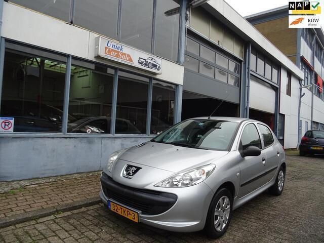 Grijs Gebruikt 2012 Peugeot 206+ Access Hatchback | € 4.250 (Iets duurder) - Afbeelding 1/4