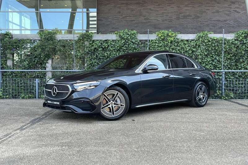 Grijs Gebruikt 2024 Mercedes E300 AMG line Sedan | € 69.900 (Duur) - Afbeelding 1/3