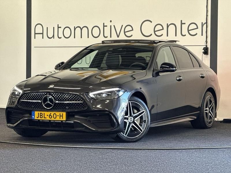 Grijs Gebruikt 2023 Mercedes C300 AMG Sedan | € 53.940 (Duur) - Afbeelding 1/4