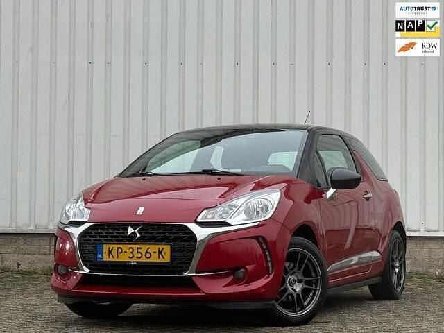 Rood (metallic) Gebruikt 2016 DS Automobiles DS3 Chic Hatchback | € 4.499 (Goede deal) - Afbeelding 1/4