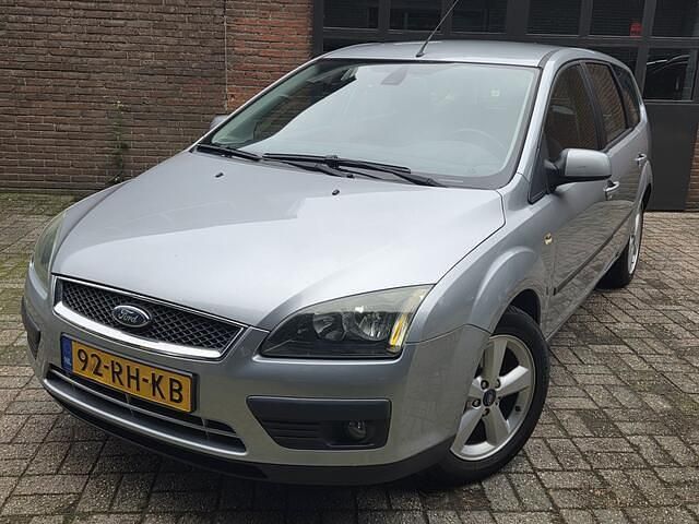 Grijs Gebruikt 2005 Ford Focus Stationwagen | € 1.299 (Eerlijke prijs) - Afbeelding 1/4