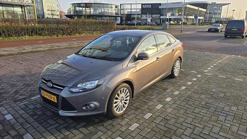 Grijs Occasion 2011 Ford Focus Sedan | € 4.500 (Goede deal) - Afbeelding 1/4