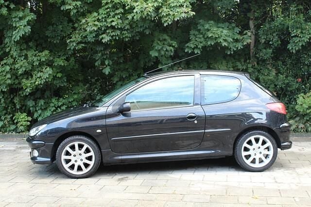 Zwart Gebruikt 2005 Peugeot 206 Hatchback | € 1.749 (Eerlijke prijs) - Afbeelding 1/4