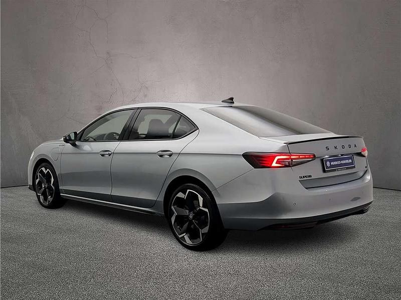 Nieuw Skoda Superb Business Line 204 PK (150 kW) 2025 Pebble silver Hatchback