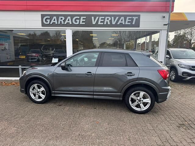 Grijs Occasion 2025 Audi Q2 S-Line SUV | € 35.950 (Eerlijke prijs) - Afbeelding 1/3